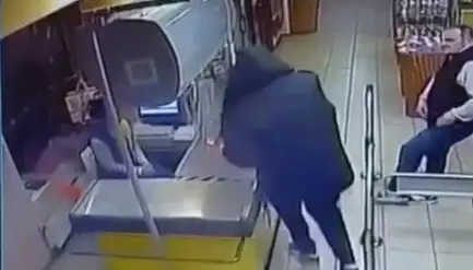 Ворвался с топором и разнес кассу: шокирующие кадры из магазина (ВИДЕО)