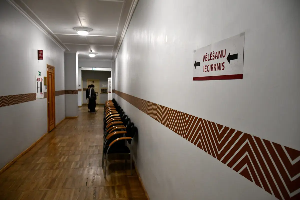 «Комментировал по-русски и грубо высказывался о латышском языке»: полиция возбудила 7 дел о поведении на выборах