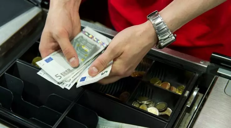 Ничего лишнего: большинство латвийцев продукты покупают только по акциям