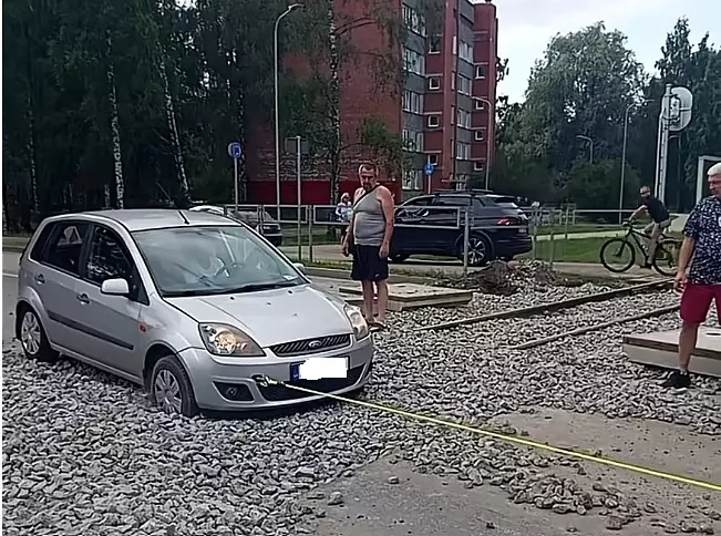 Ремонт дороги, 21 век: видео с ремонтируемого переезда в Болдерае впечатляет