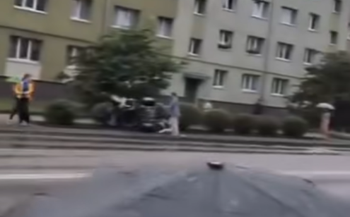 ДТП в прямом эфире: пьяный мотоциклист сбил пешехода на слёте в Вентспилсе (ВИДЕО)