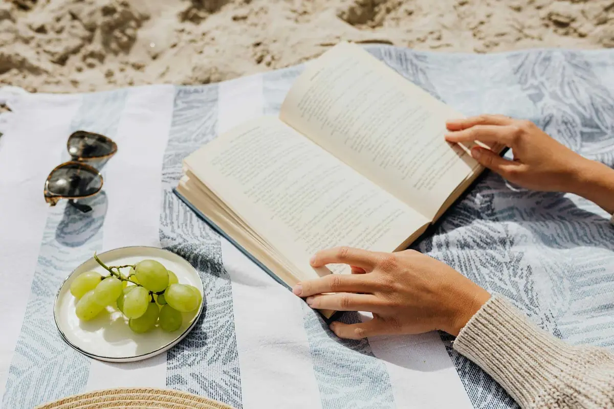 Что почитать в отпуске: лёгкие и интересные книги