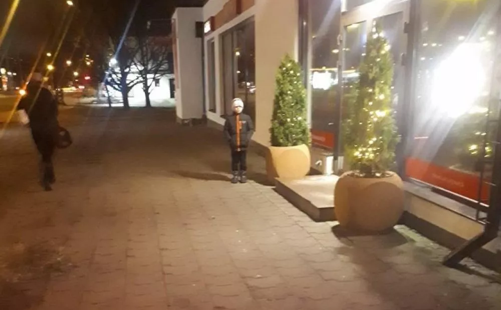 Маленький мальчик час ждал своего отца на улице, пока тот был в игровом зале