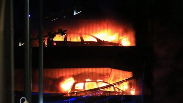 В Великобритании 31 декабря на парковке сгорели 1400 авто. ВИДЕО
