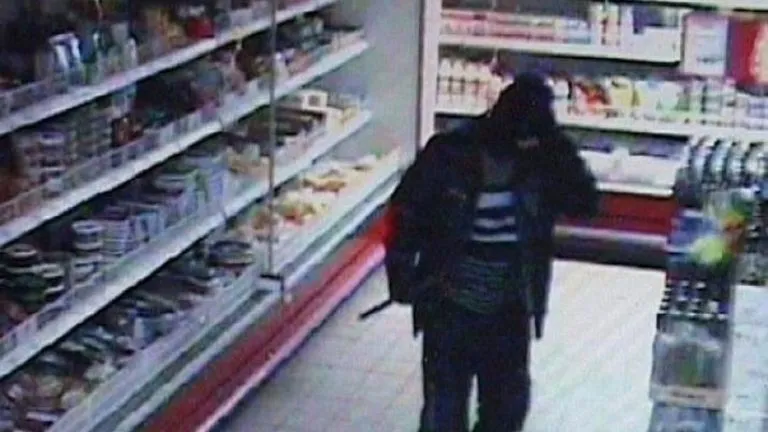 В Риге ограблен магазин: полиция просит опознать преступника по видео
