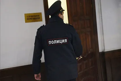 Полицейские за взятку отпустили разбойников и дали им ограбить магазин
