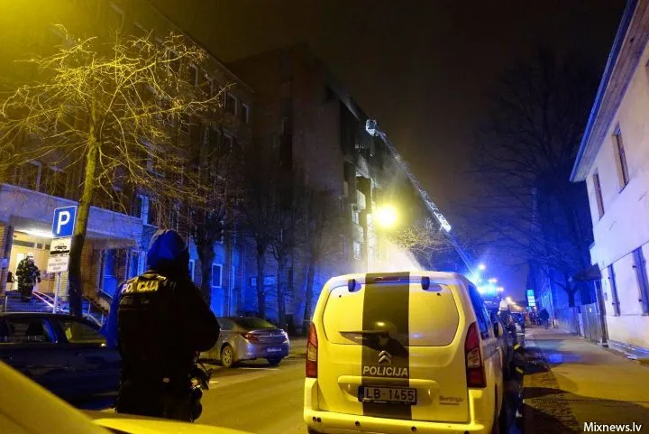 В центре Риги выгорело здание Госполиции (дополнено)