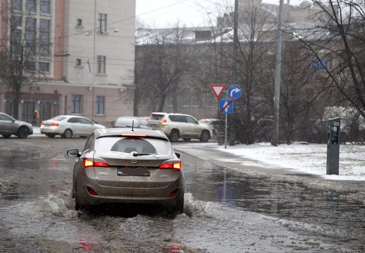 На перекрестке улиц Пулквежа Бриежа и Дзирнаву прорвало водопровод