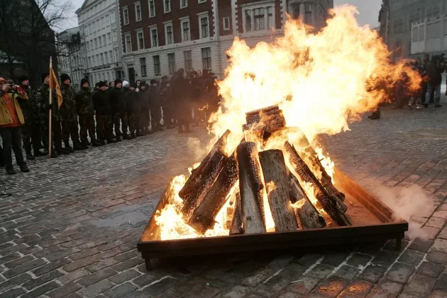 Piemiņas ugunskura iekuršanā godinās cilvēkus, kuri nesuši valsts brīvības ideju un neaizskaramību