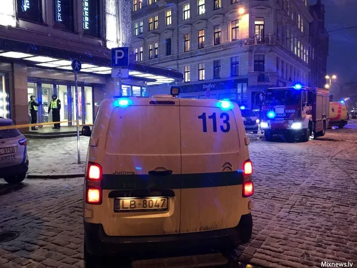 Работа автовокзала восстановлена, эвакуирован Galerija Centrs: на месте машины полиции и «скорой»