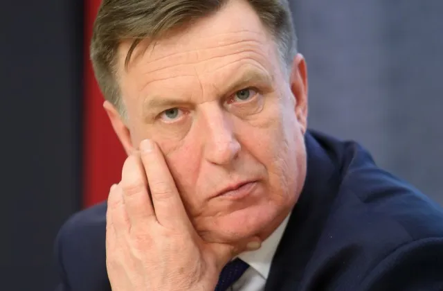 Марис, не надо! Twitter ужаснуло желание премьера Кучинскиса еще срок посидеть в этом кресле