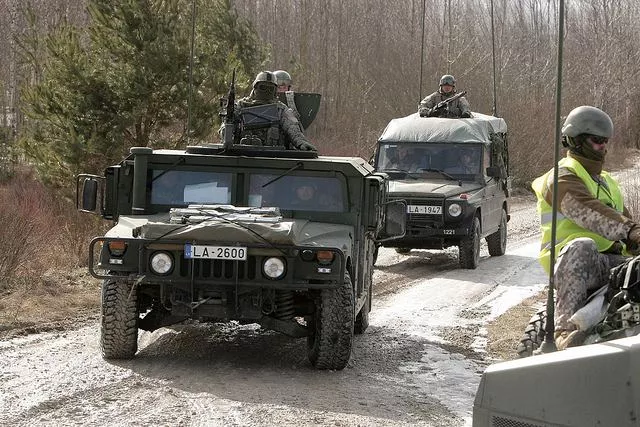 США подарит латвийской армии 62 тактических транспортных средства