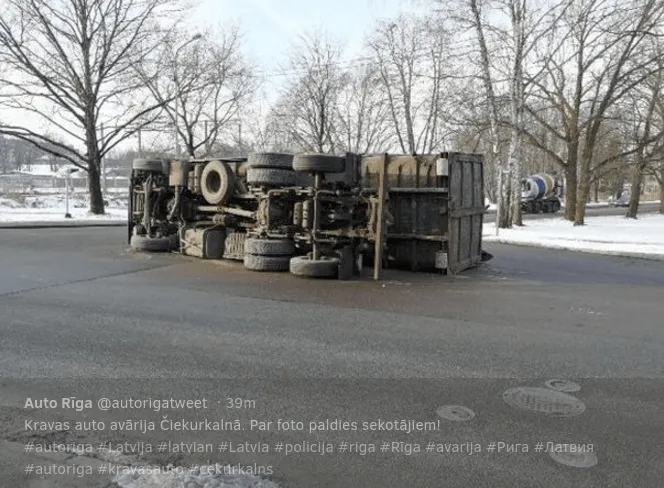 В Чиекуркалнсе перевернулся грузовик