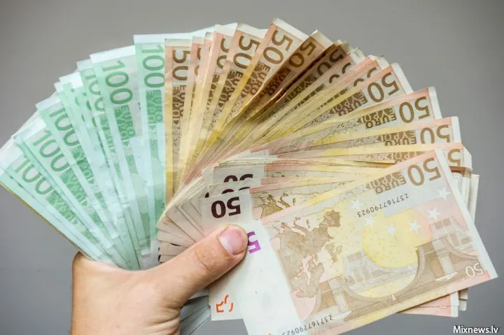 Пассажир рейса Рига-Москва пытался провезти в женских колготках 30 000 евро
