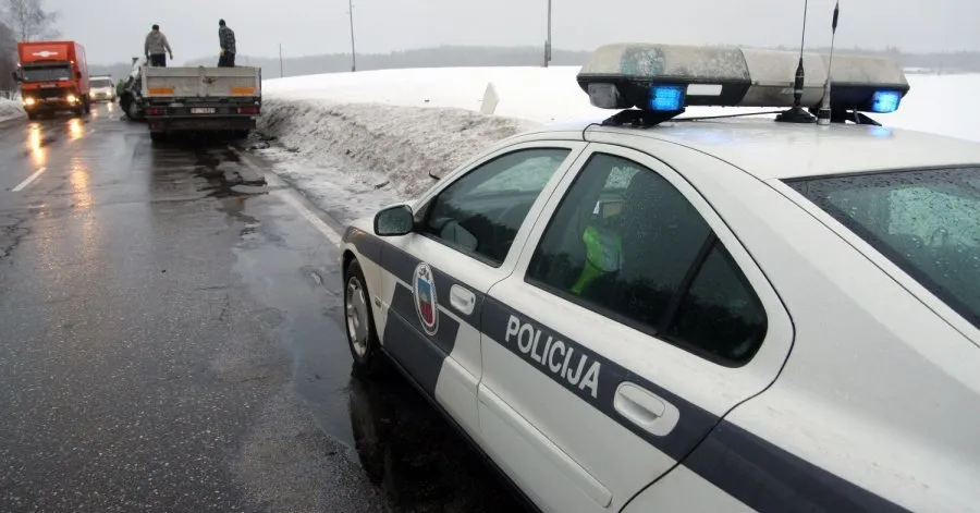 Съехал с дороги и умер: в Риге водитель скончался прямо за рулем