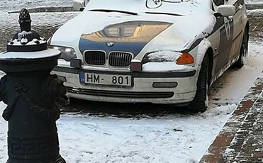 Фото полицейской машины с кое-чем нарисованным, «лучше всего описывающее ситуацию в стране», стало хитом сезона