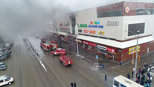 При пожаре в кемеровском ТЦ погибли 64 человека