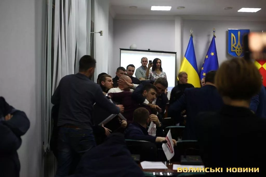 Украинские депутаты устроили массовую драку под флагом ЕС
