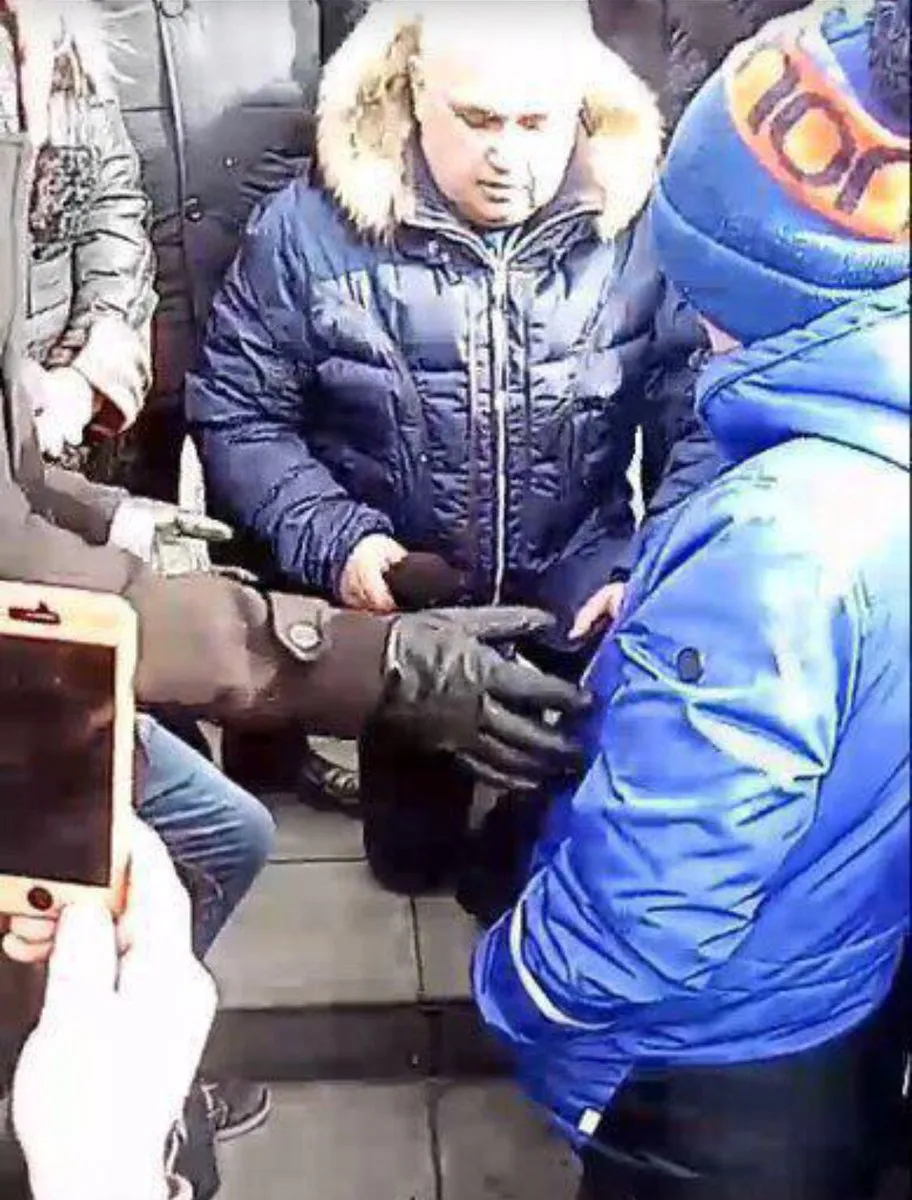 Вице-губернатор Кузбаcса на коленях попросил прощения у близких жертв пожара в Кемерове