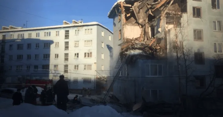 При взрыве газа в жилом доме в Мурманске погиб один человек
