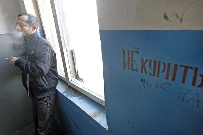 Пытка абстиненцией? Курение в тюрьмах Латвии ограничат новыми правилами