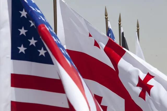 Почему грузины плачут при виде посольства США