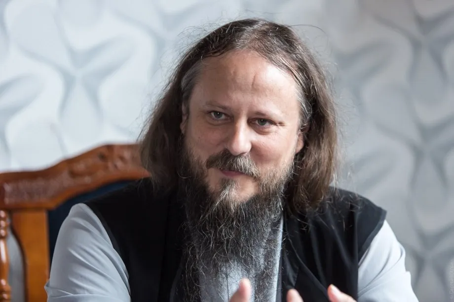 «Моей любви хватает на всех!»: как монах Стефан воспитывает 17 приёмных детей