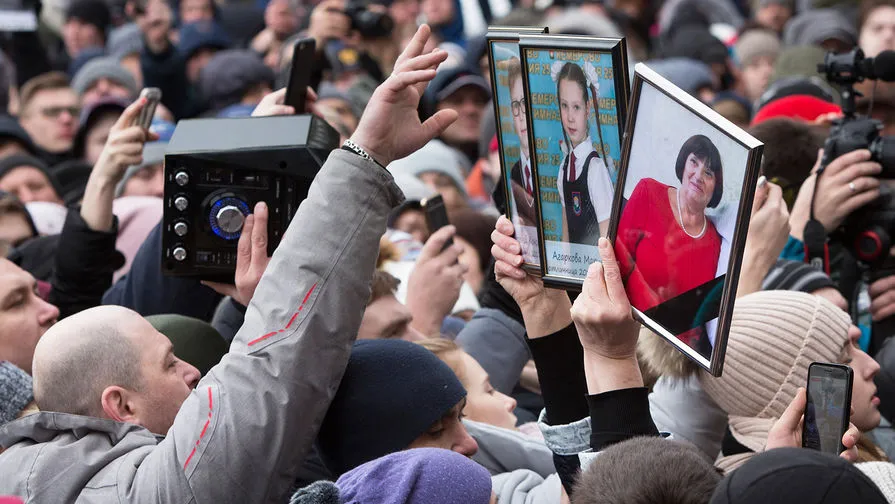 Кемерово на грани бунта. Тулеев так и не вышел к участникам стихийного митинга в Кемерово
