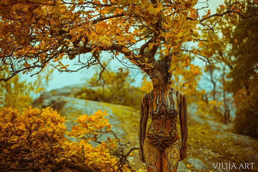 10 крутых фотографий, на которых боди-арт модели сливаются с природой