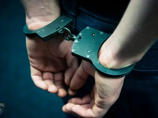Избиение задержанного в камере: дело полицейского передали в прокуратуру