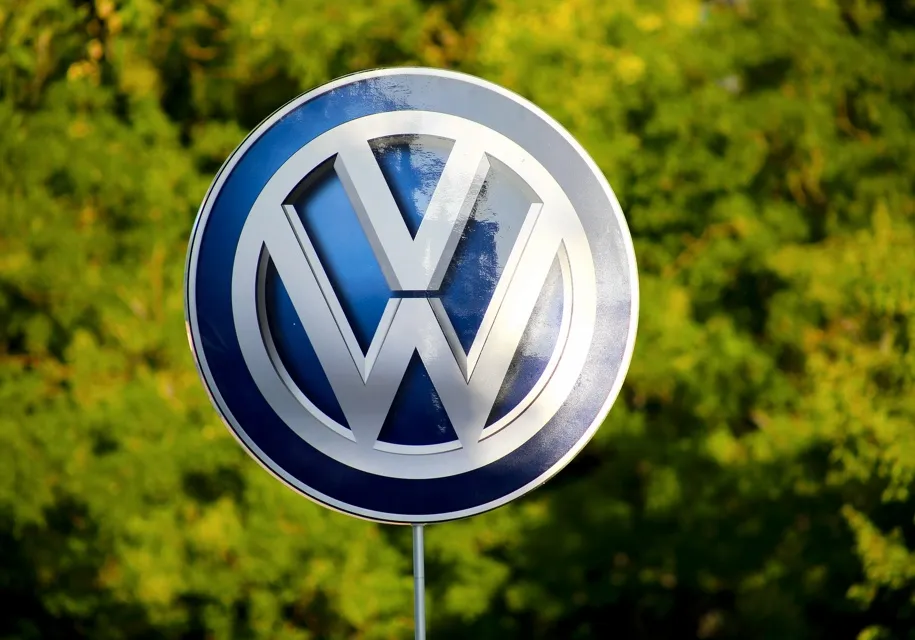 Volkswagen поменяет логотип, чтобы перестать быть «слишком немецким»