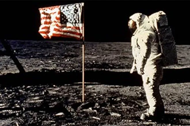 Почему люди на самом деле не летают на Луну: пугающая теория
