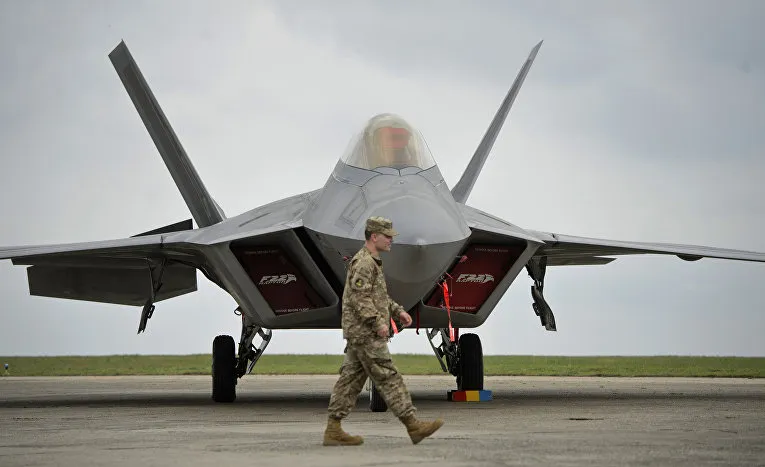 Китайские СМИ: F-22 может сражаться только под кондиционером, а Су-57 не боится ни ветра, ни солнца