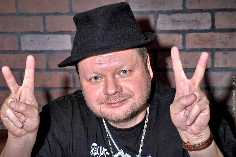 Лидер группы «Бахыт-компот» посвятил стихотворение невинно убиенному котику Скрипалей. ВИДЕО