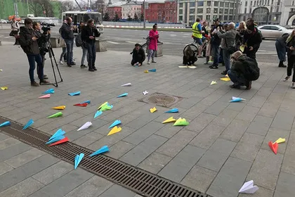 Две девушки запустили бумажные самолетики на Лубянке и попали в суд