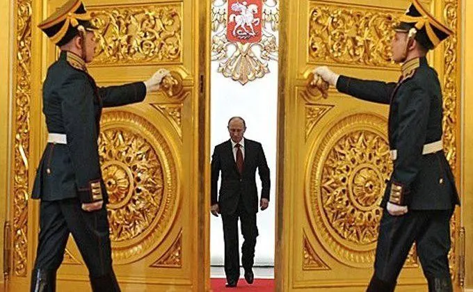 Путин запретил россиянам быть огурцами в бочке