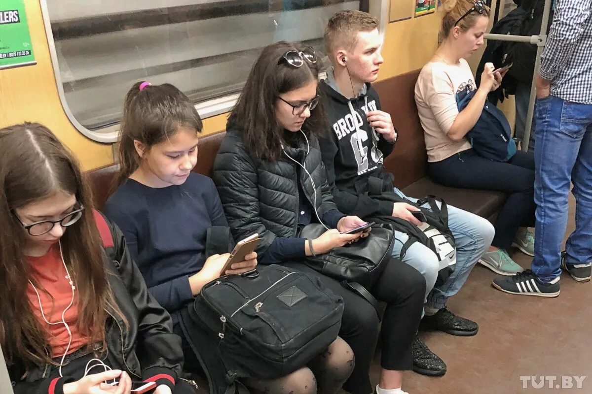 Как мы заглянули в экраны смартфонов пассажиров метро и что мы там увидели
