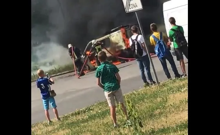 В Кенгарагсе открытым пламенем загорелся микроавтобус. ВИДЕО