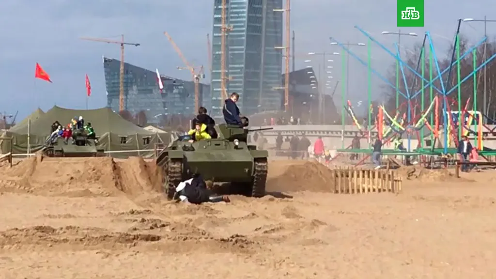 В Петербурге двое детей попали под танк (видео)