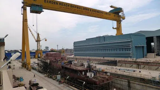Индийцы уронили на секретный фрегат 250-тонный кран