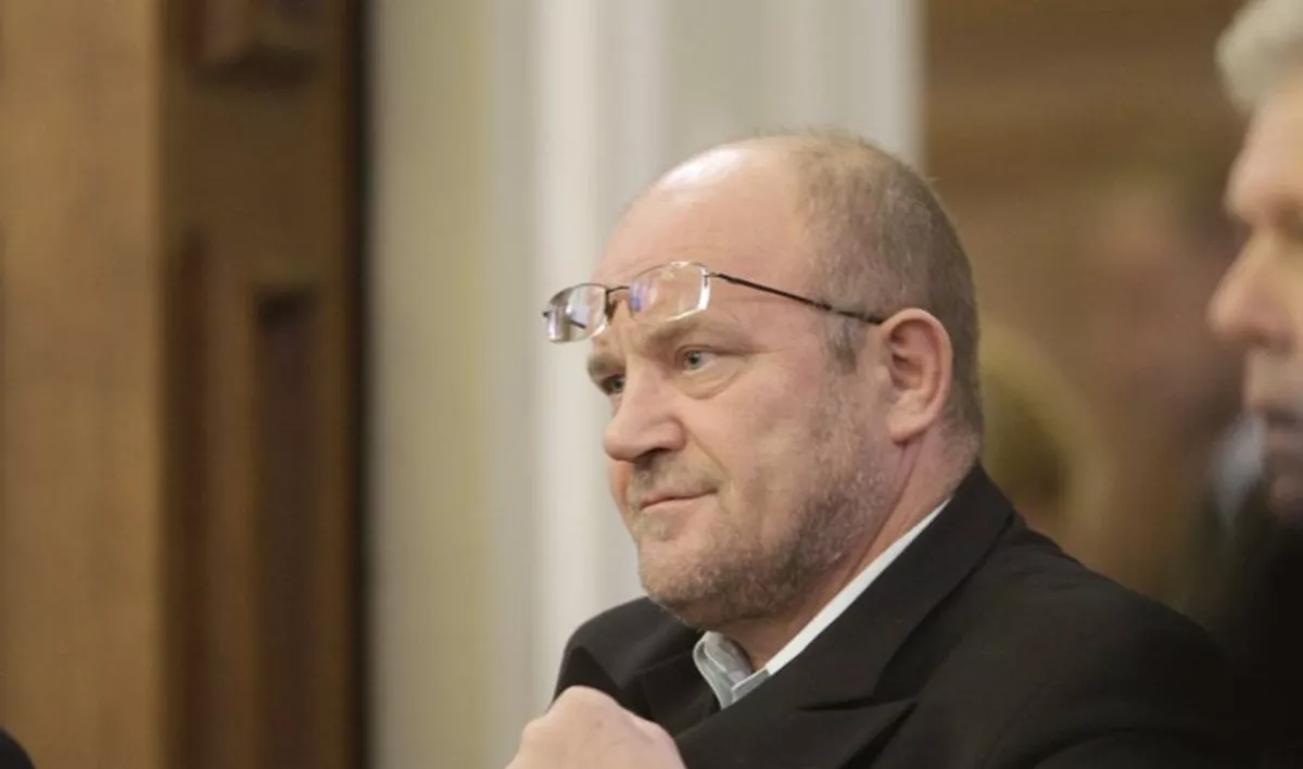 Ādamsonam pagarina apcietinājumu, dodot iespēju izkļūt brīvībā pret 30 000 eiro drošības naudu