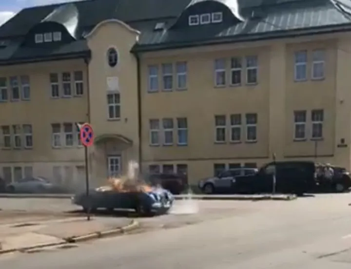 В Риге на улице Гростонас загорелся эксклюзивный автомобиль Jaguar (видео)