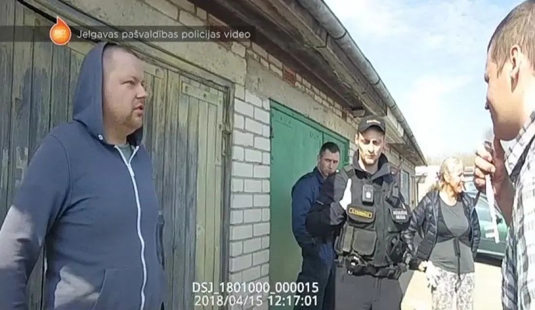 В Елгаве пожарный и полицейский избили беременную женщину за пакет с мусором