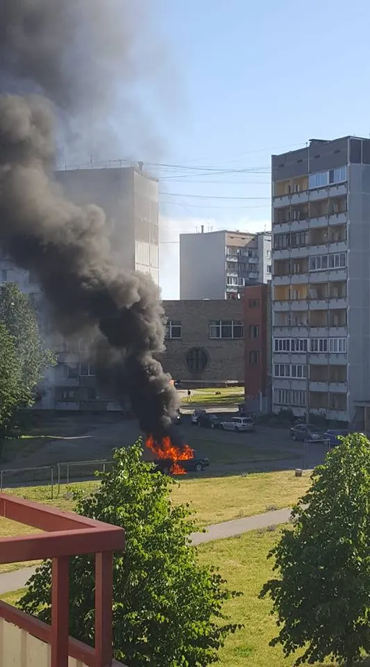 А нечего парковаться на тротуаре. В Пляниеках сгорела машина