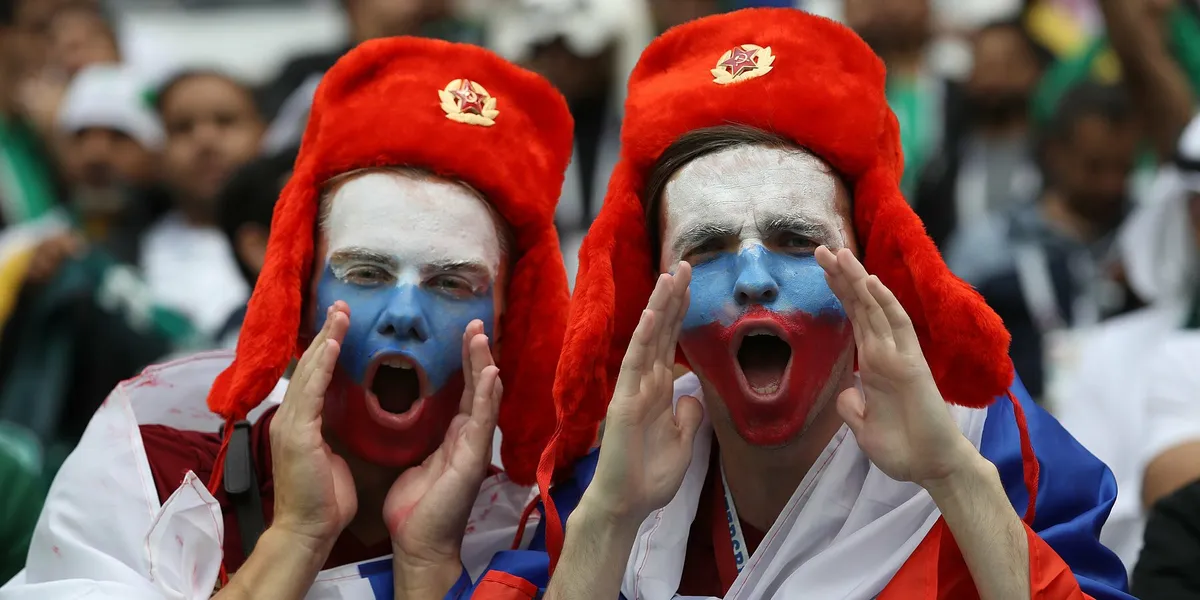 «Шлюхи!» В России разгорается скандал вокруг болельщиц, критикуемых за «связи с иностранцами»