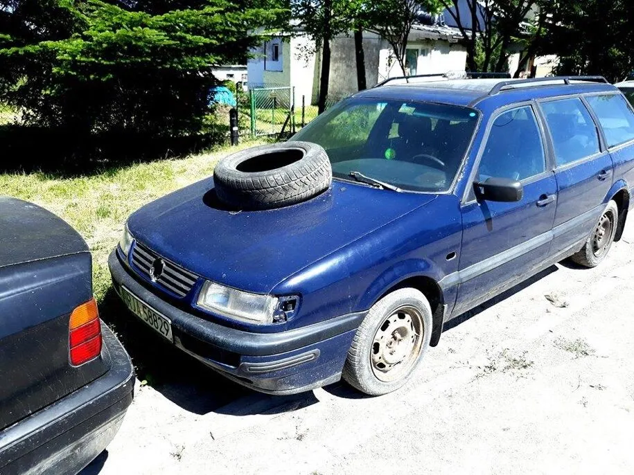 Перегонщики превратили польское село в свалку брошенных автомобилей