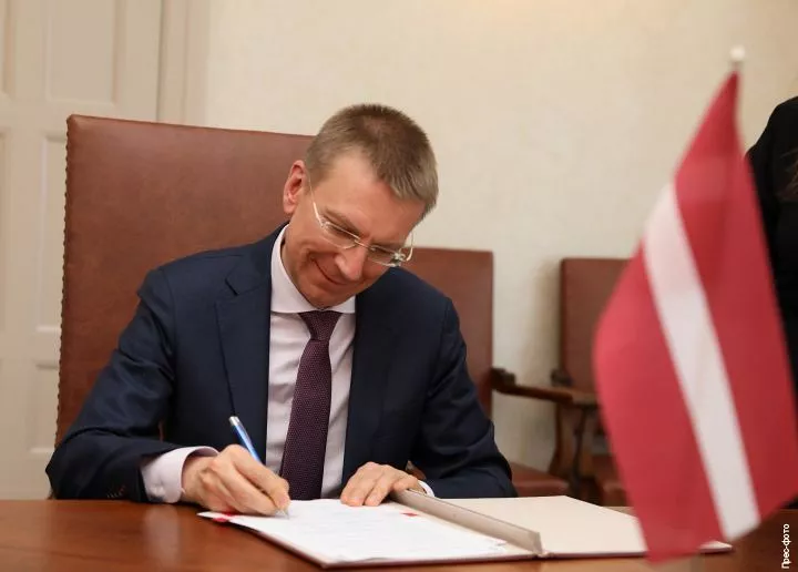 Piedāvā anulēt uzturēšanās atļaujas vai vīzas pašizolācijas režīma pārkāpējiem