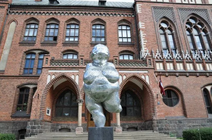 Безобразную Венеру в центре Риги демонтировали