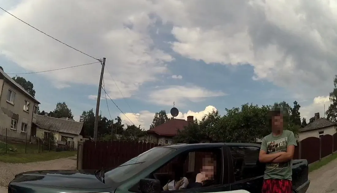 Повеселились: двое мальчишек в Яунциемсе экстремально покатались на BMW