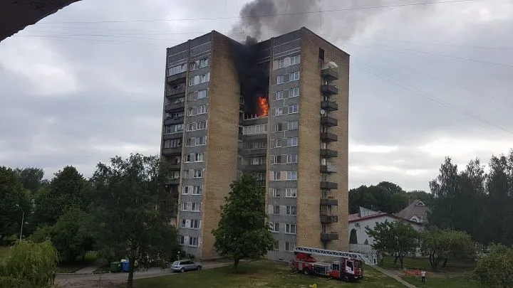 Жуткий пожар: в одном из многоэтажных жилых домов в Риге погибли два человека (видео)